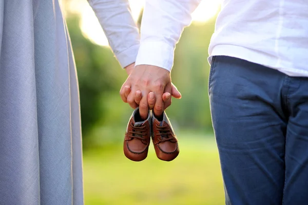 Feliz e jovem casal grávida andando ao ar livre — Fotografia de Stock