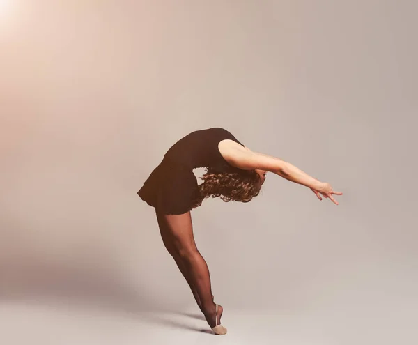 Jovem bela ginástica dançarina posando em estúdio — Fotografia de Stock