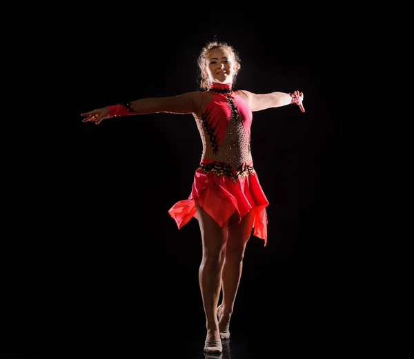 Giovane bella ballerina ginnastica salto in studio — Foto Stock