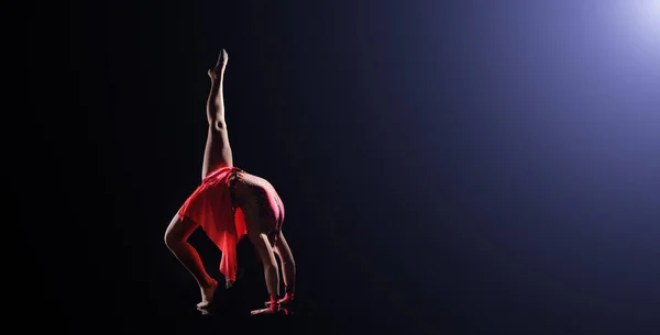 Jeune belle danseuse gymnastique sautant en studio — Photo