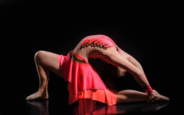 Young beautiful dancer gymnastics posing in studio — Stock Photo, Image