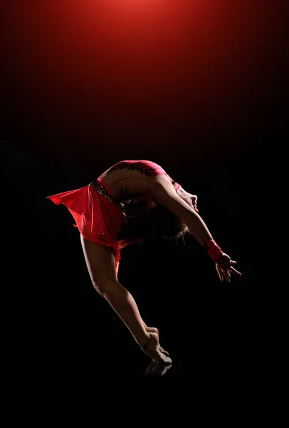 Jovem bela ginástica dançarina pulando em estúdio — Fotografia de Stock
