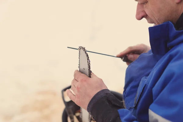 Man reparera motorsåg — Stockfoto