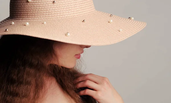 Portrait de jolie femme en chapeau rose — Photo