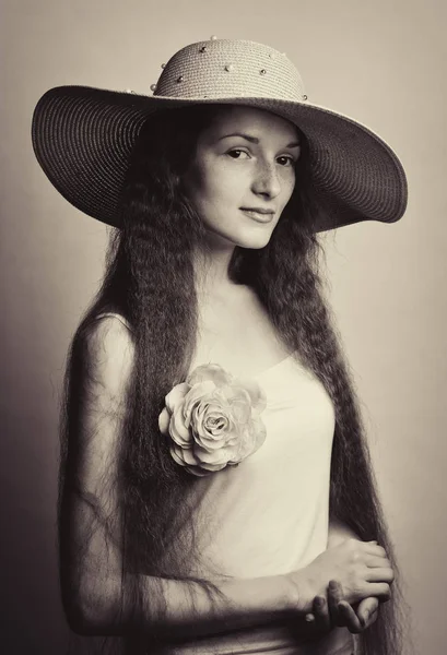 Pembe şapkalı güzel kadın portresi — Stok fotoğraf