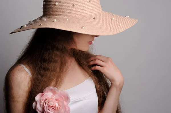 Portrait de jolie femme en chapeau rose — Photo