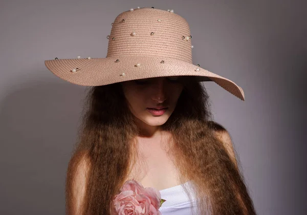 Portrait de jolie femme en chapeau rose — Photo