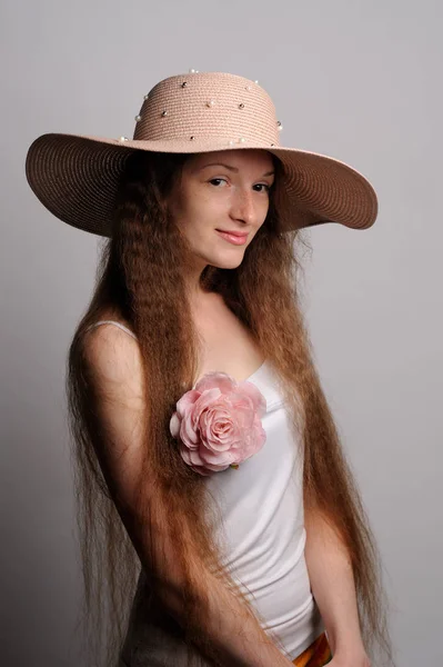 Porträt einer hübschen Frau mit rosa Hut — Stockfoto