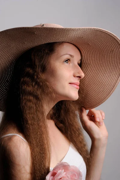 Retrato de mulher bonita em chapéu rosa — Fotografia de Stock