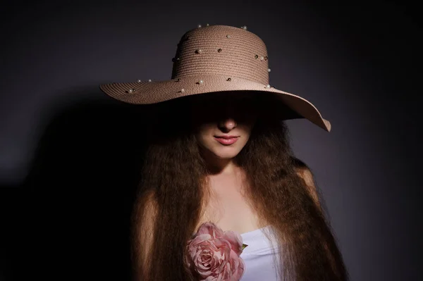 Ritratto di bella donna in cappello rosa — Foto Stock