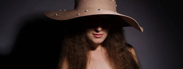 Pembe şapkalı güzel kadın portresi — Stok fotoğraf