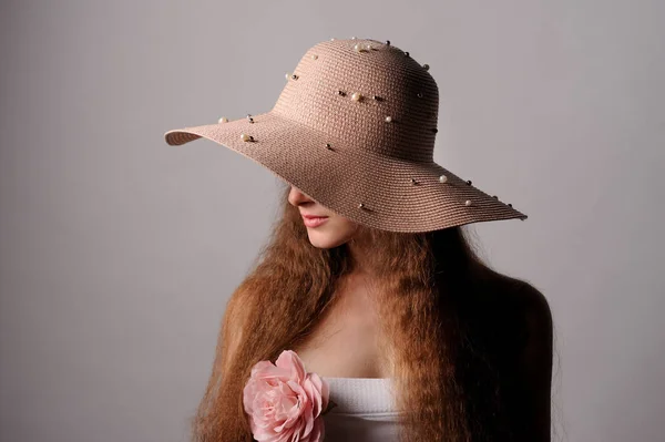 Portrait de jolie femme en chapeau rose — Photo