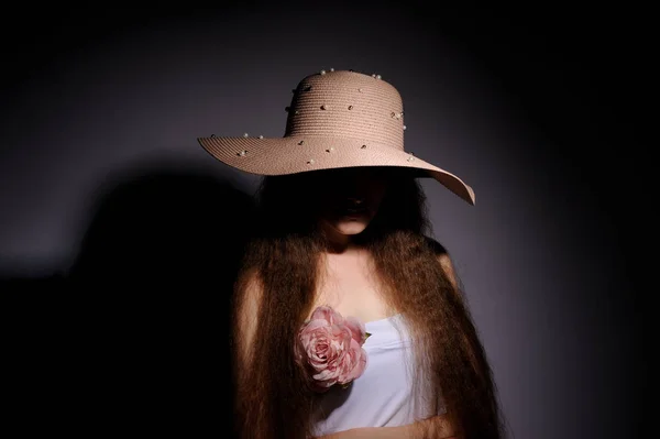 Portrait de jolie femme en chapeau rose — Photo