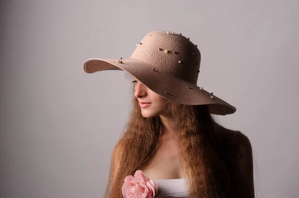 Retrato de mulher bonita em chapéu rosa — Fotografia de Stock