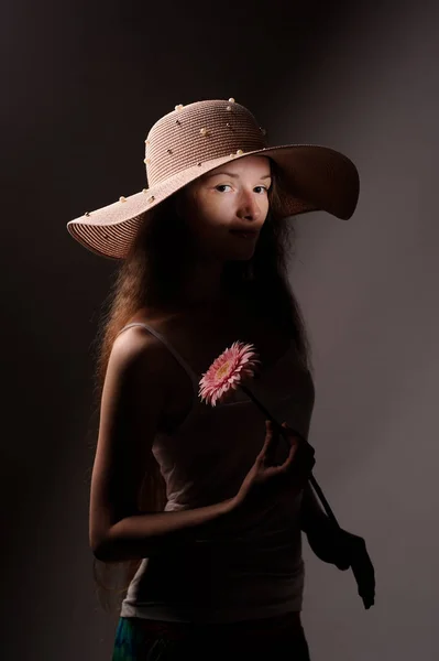 ピンクの帽子をかぶったかわいい女性の肖像 — ストック写真