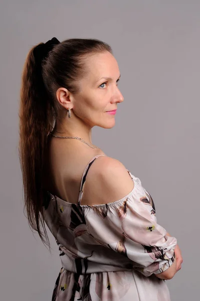 Retrato de mujer bonita en vestido rosa — Foto de Stock