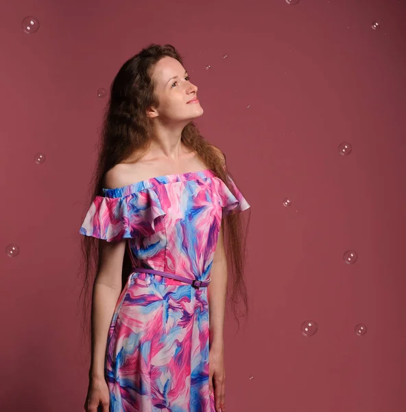 Porträt einer hübschen Frau im rosa Kleid — Stockfoto