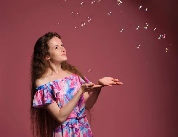 Retrato de mujer bonita en vestido rosa —  Fotos de Stock