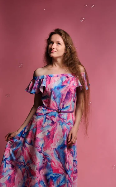 Retrato de mulher bonita em vestido rosa — Fotografia de Stock