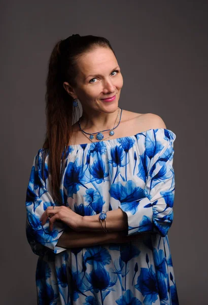 Retrato de mujer bonita en vestido azul sobre fondo azul — Foto de Stock