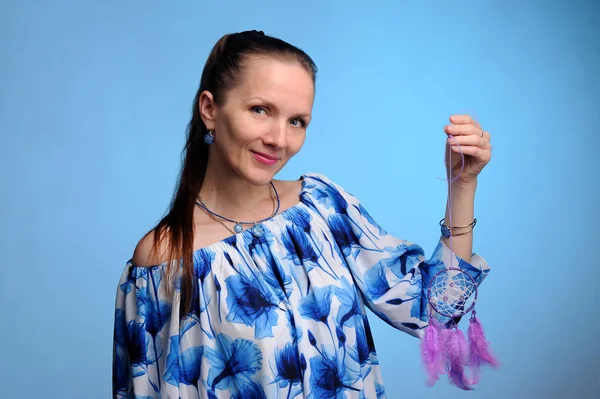 Portrait of pretty woman in blue dress over blue background — Stock Photo, Image