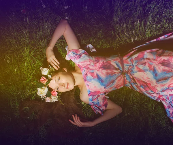 緑の草の上の葉っぱから花輪の若い女性 — ストック写真