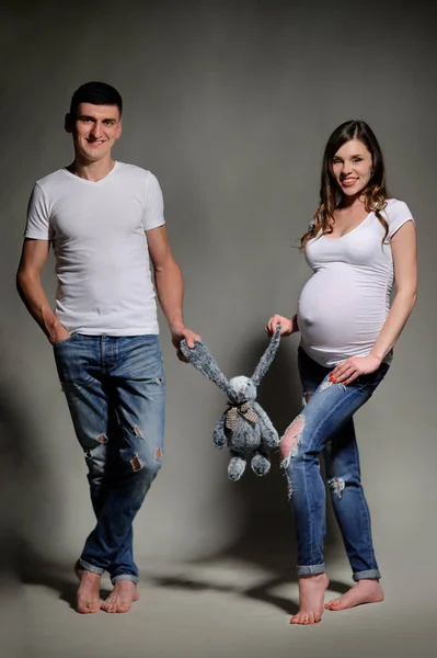 Beau jeune couple attendant bébé — Photo