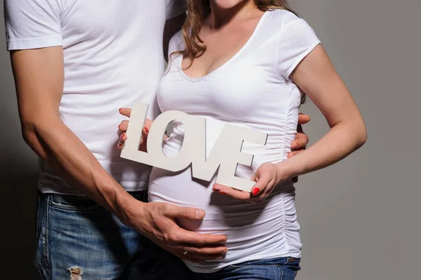 Bela jovem casal esperando bebê — Fotografia de Stock