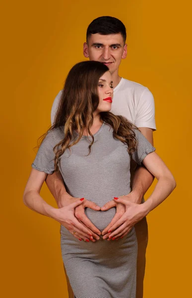 Hermosa pareja joven sobre fondo amarillo — Foto de Stock