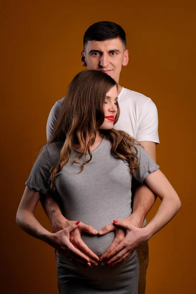 Hermosa pareja joven sobre fondo amarillo — Foto de Stock