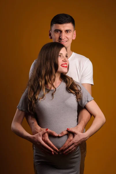 Hermosa pareja joven sobre fondo amarillo — Foto de Stock