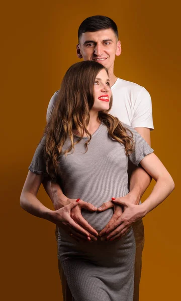 Hermosa pareja joven sobre fondo amarillo — Foto de Stock