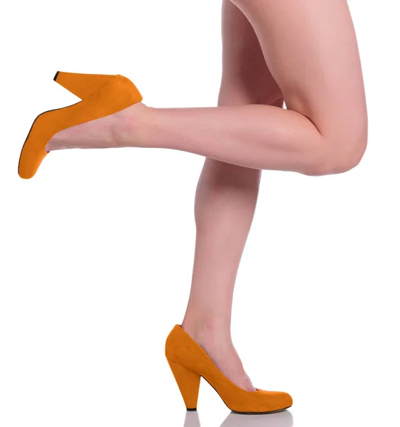 Женские ноги в обуви на белом фоне — стоковое фото