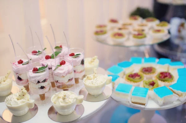 甘いテーブルケーキとマフィン、お菓子、お菓子のプレート — ストック写真
