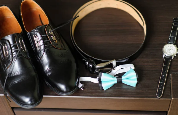Свадебные детали. Аксессуары для жениха. Обувь, кольца, ремень и лук — стоковое фото