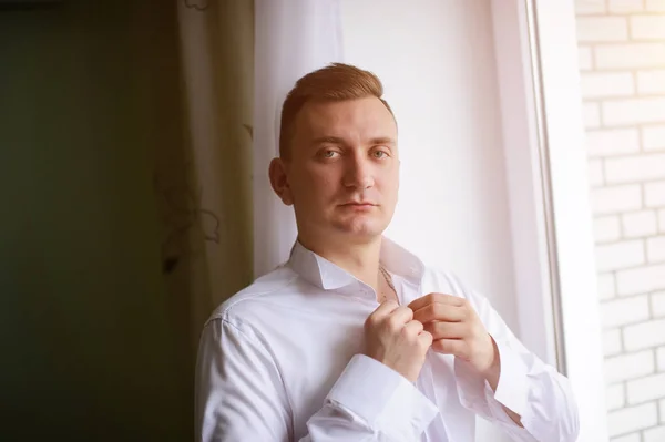 Morning of the groom. Groom morning preparation. Wedding day, we — Stock Photo, Image