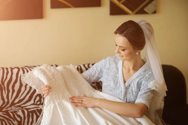 Preparación matutina de la novia —  Fotos de Stock