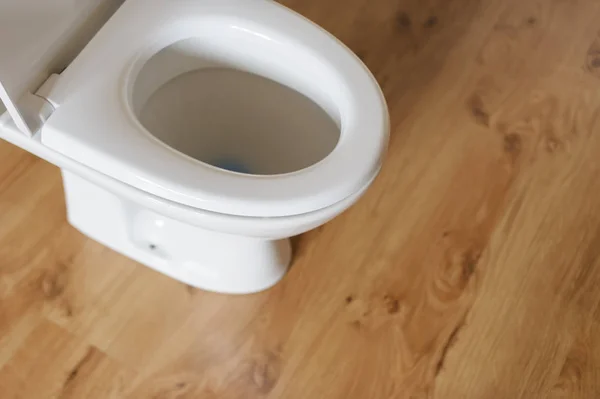 Toilet keramik baru di rumah. — Stok Foto