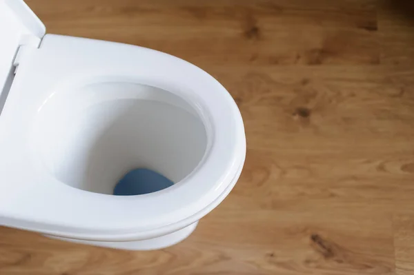 Neue Keramik-Toilettenschüssel zu Hause — Stockfoto