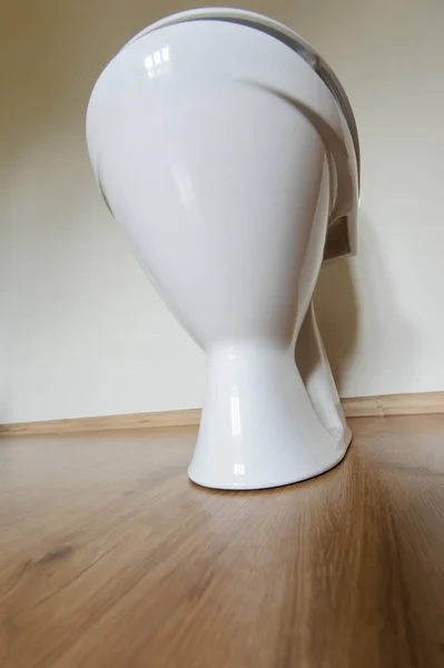Novo vaso sanitário de cerâmica em casa — Fotografia de Stock