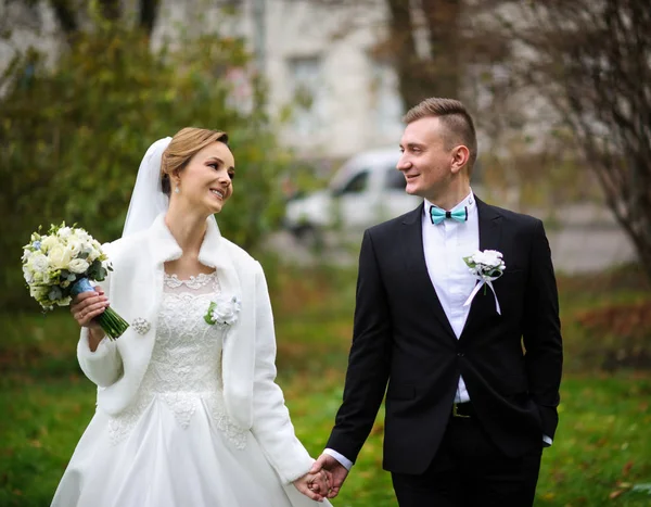 Jeune couple de mariage profitant de moments romantiques — Photo