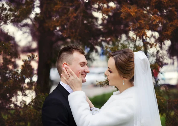 Unga bröllopspar njuter av romantiska stunder — Stockfoto