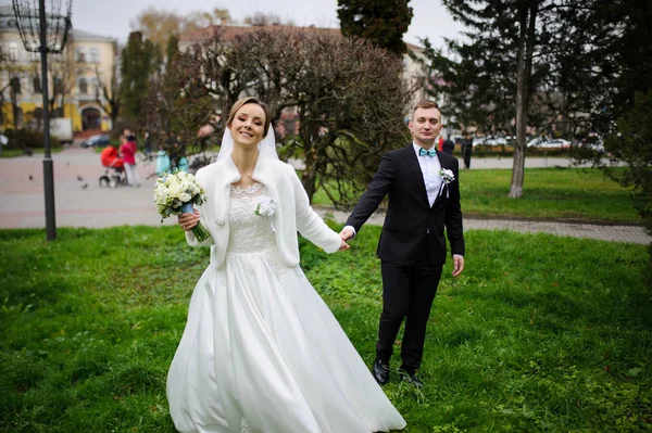 Młoda para ślubna ciesząca się romantycznymi chwilami — Zdjęcie stockowe