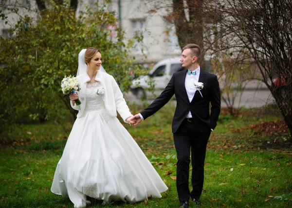 Unga bröllopspar njuter av romantiska stunder — Stockfoto
