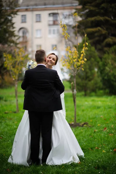 Mladý svatební pár těší romantické okamžiky — Stock fotografie