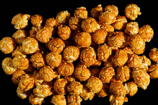 Sladký Caramel Cream popcorn na černém pozadí — Stock fotografie