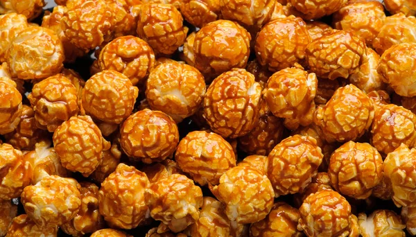 Sladký Caramel Cream popcorn na černém pozadí — Stock fotografie