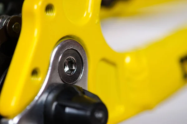 스튜디오 흰색 배경에 노란색 자전거의 일부입니다. 닫기 d — 스톡 사진