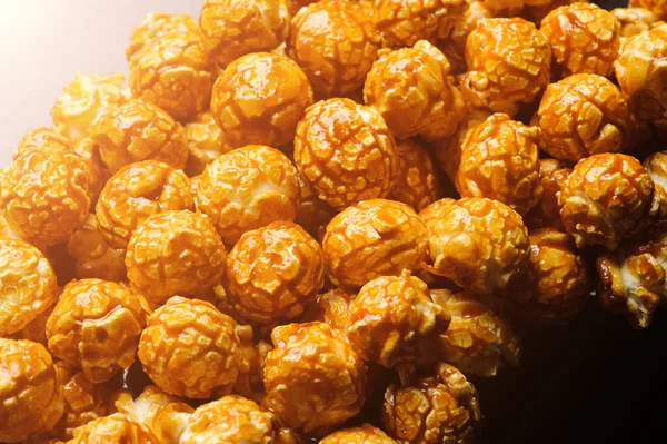 Sladký Caramel Cream popcorn na černém pozadí — Stock fotografie