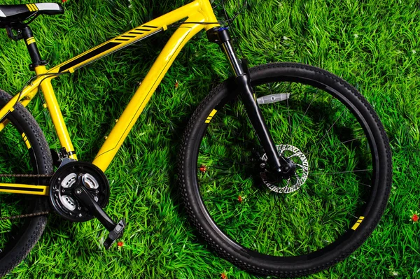 스튜디오 흰색 배경에 노란색 자전거. — 스톡 사진